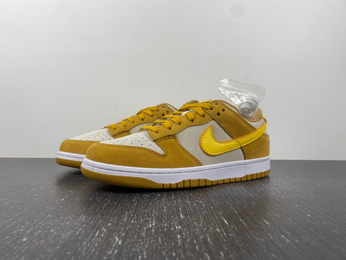 Nike Dunk Low WMNS "Gold Suede" DV7411-200