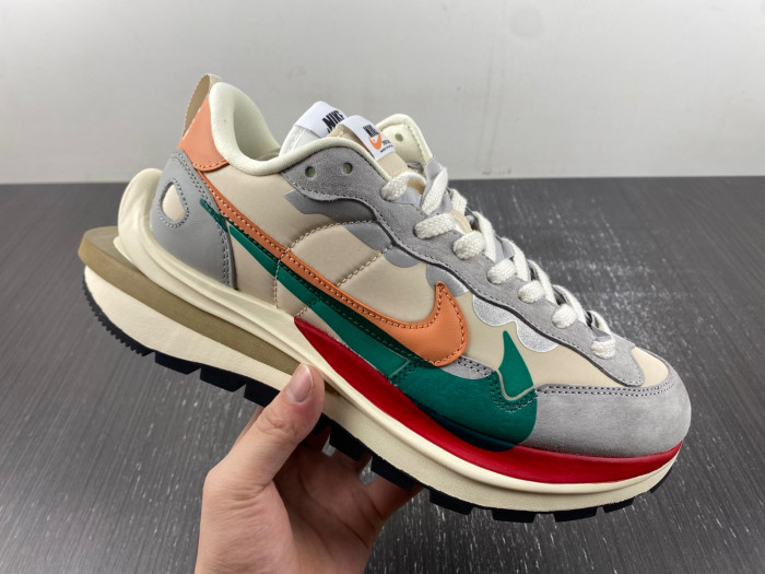 Sacai X NIKe regasus vaporrly SP DD1875-107