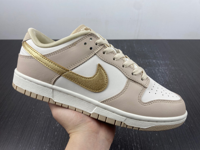 Wmns Nike Dunk Low Phantom Metallic Gold DX5930-001