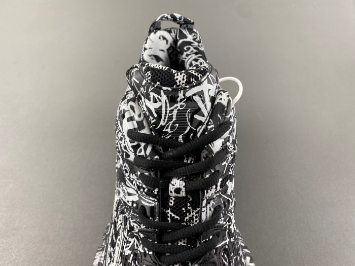 BALCIA DEFENDER SNEAKER