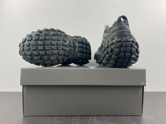 BALCIA DEFENDER SNEAKER