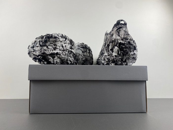 BALCIA DEFENDER SNEAKER