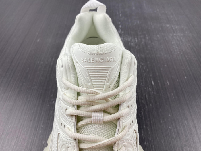 BALCIA DEFENDER SNEAKER