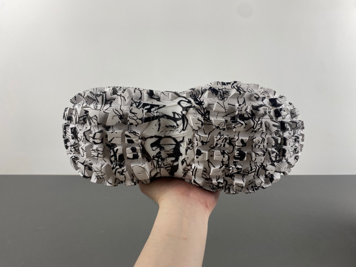 BALCIA DEFENDER SNEAKER