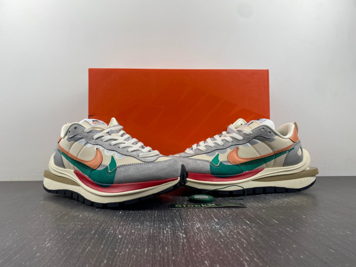 Sacai X NIKe regasus vaporrly SP DD1875-107