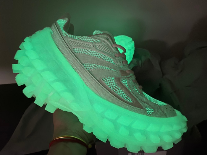 BALCIA DEFENDER SNEAKER