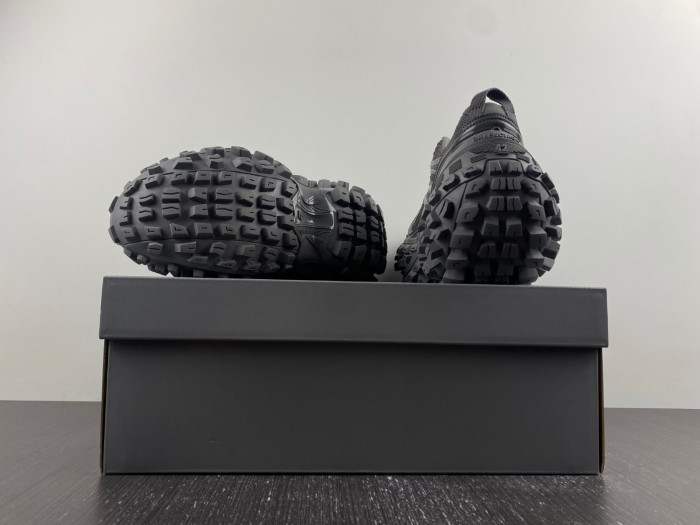 BALCIA DEFENDER SNEAKER