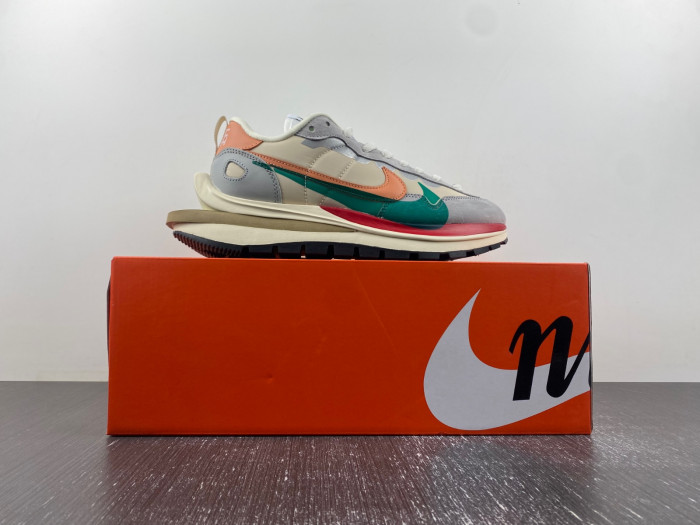 Sacai X NIKe regasus vaporrly SP DD1875-107