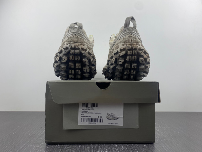 BALCIA DEFENDER SNEAKER