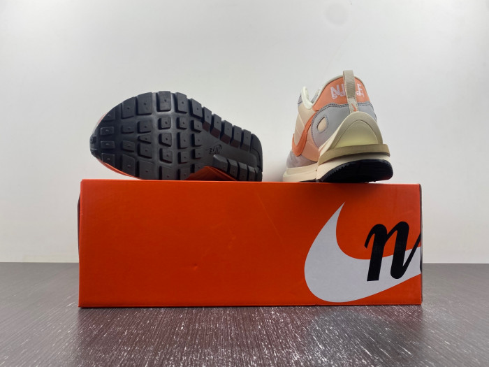 Sacai X NIKe regasus vaporrly SP DD1875-107