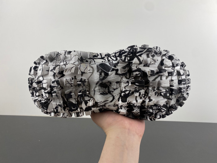 BALCIA DEFENDER SNEAKER