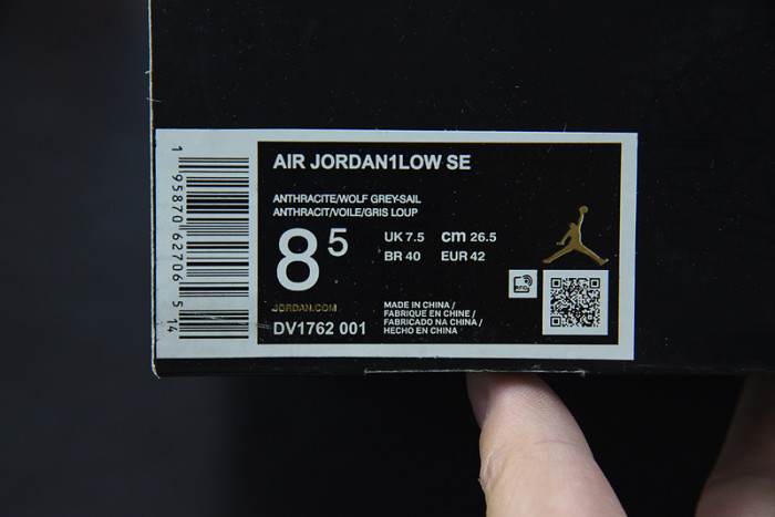Air Jordan 1 Low Beaded Swoosh - DV1762-001