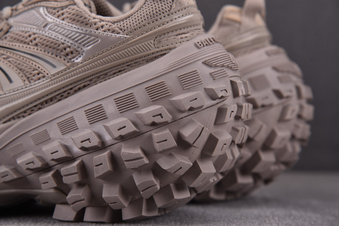 BALCIA DEFENDER SNEAKER