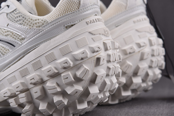 BALCIA DEFENDER SNEAKER