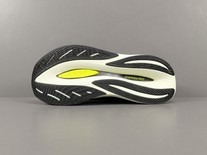 new balance fuelcell S*percomp trainer v2 black mrcxbk3