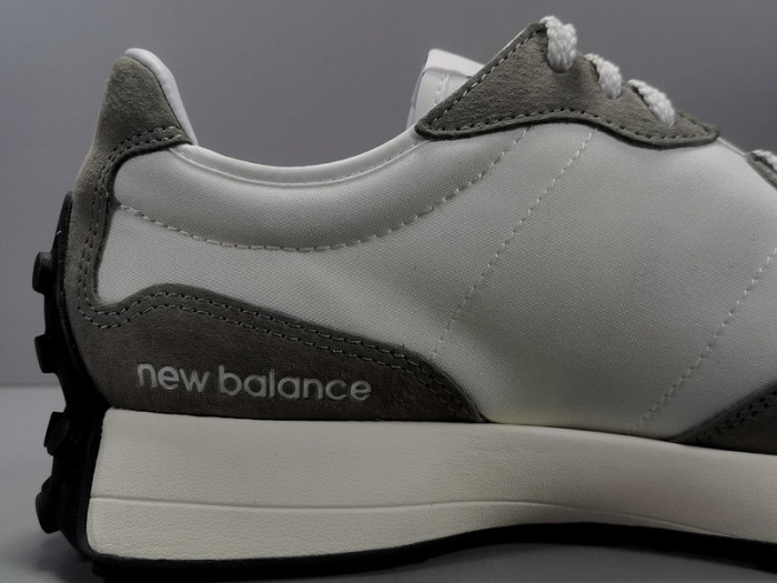 New Balance 327 