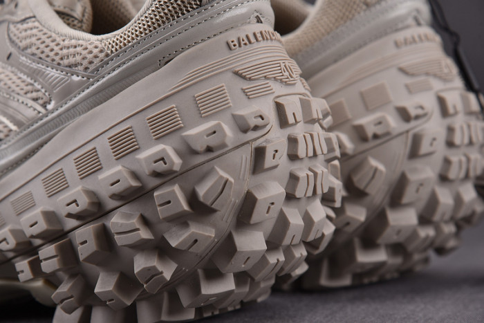 BALCIA DEFENDER SNEAKER