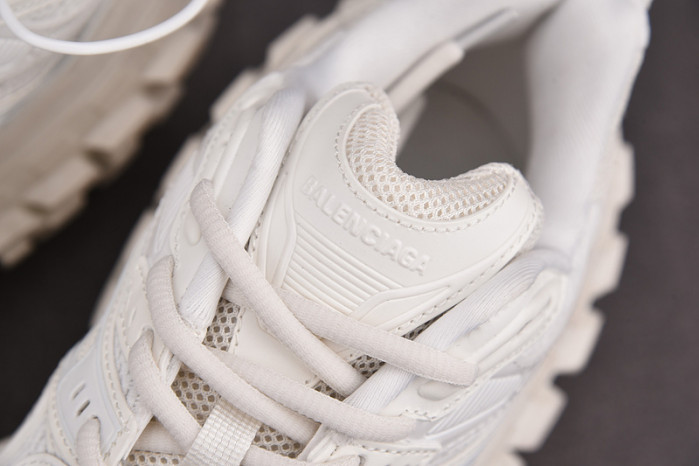 BALCIA DEFENDER SNEAKER