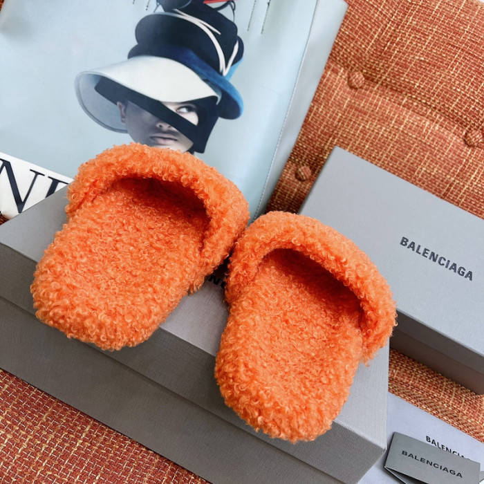 BALCIA FURRY SLIDES