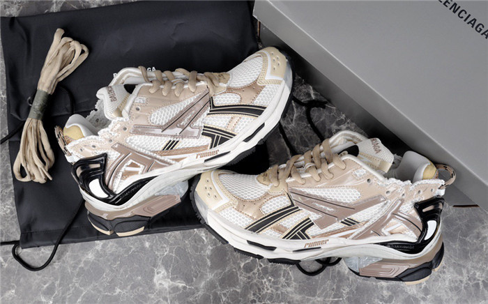 BALCIA RUNNER SNEAKER