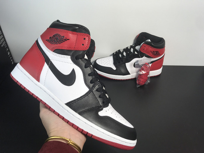 AIR JORDAN 1 BLACK TOE (2016) 555088-125