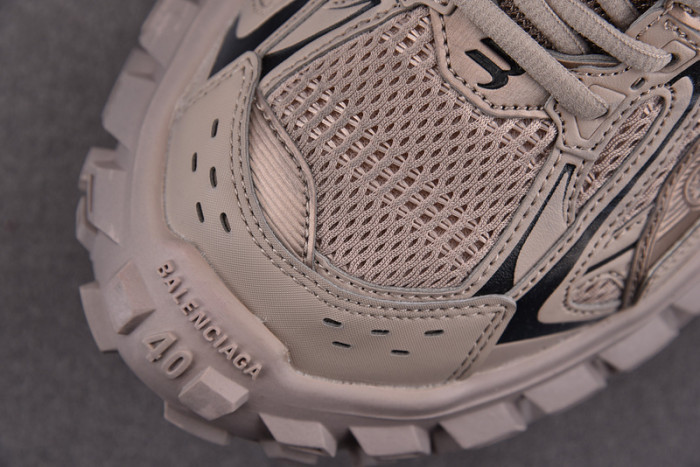 BALCIA DEFENDER SNEAKER