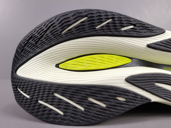 new balance fuelcell S*percomp trainer v2 black mrcxbk3