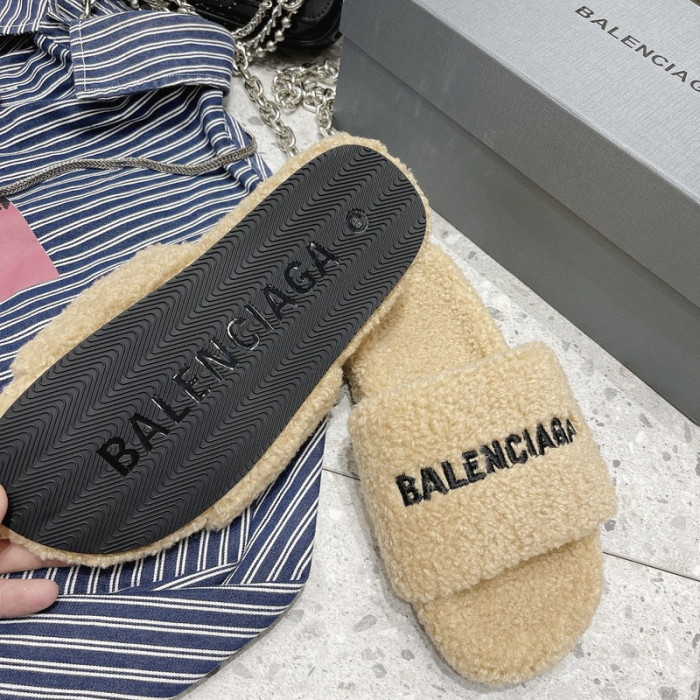 BALCIA FURRY SLIDES
