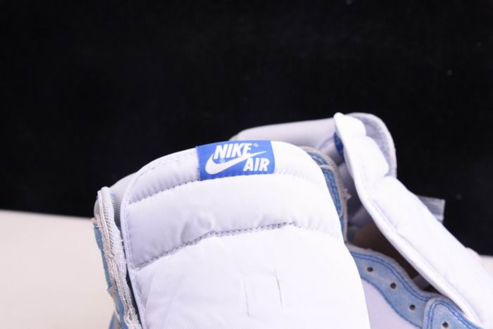 Air Jordan 1 High OG “Hyper Royal” 555088-402